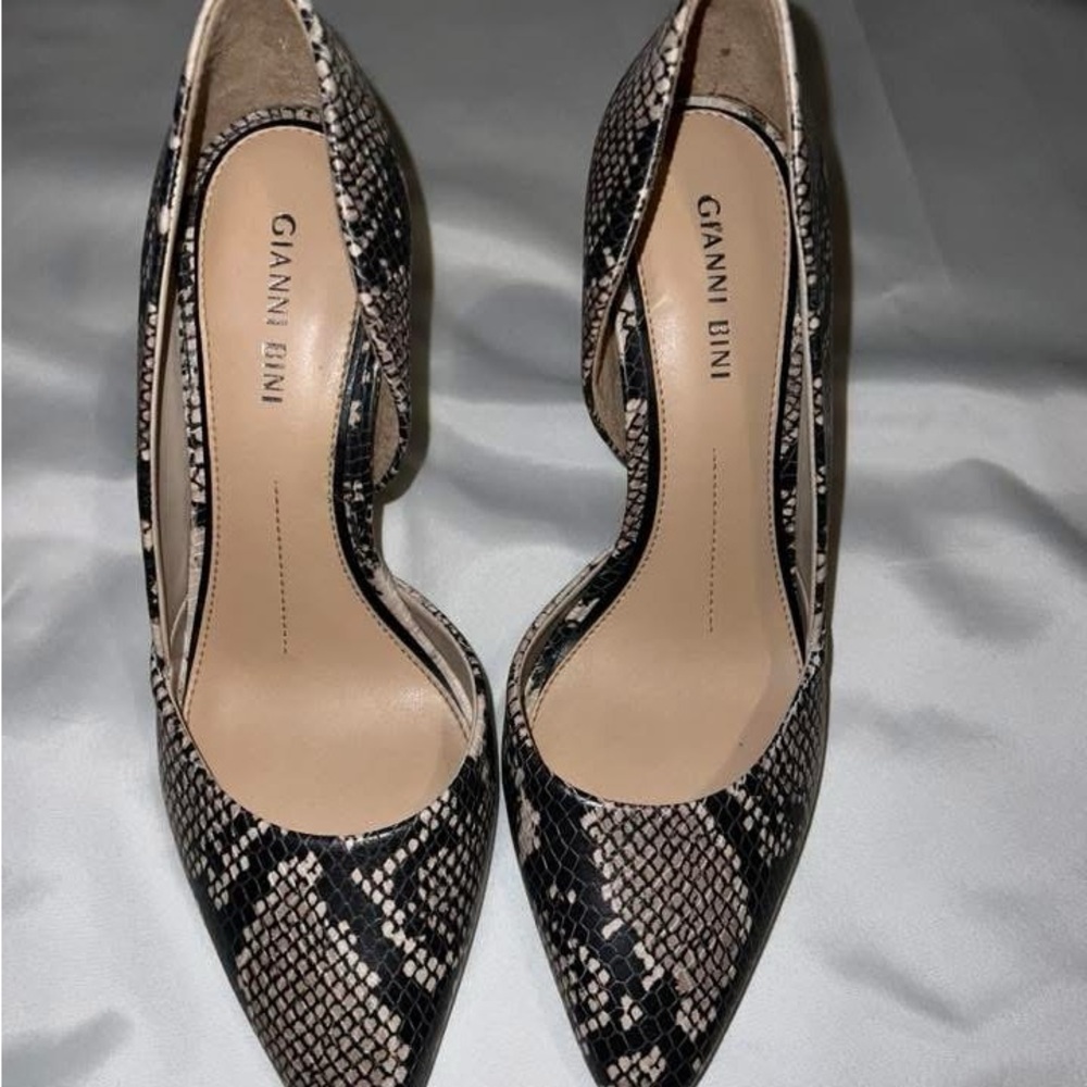 Gianni Bini Black and Cream Snakeskin Heels